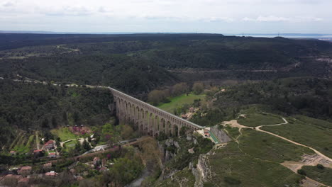 Gran-Vista-Aérea-Sobre-El-Acueducto-De-Piedra-Más-Grande-Del-Mundo-Roquefavour-Romano